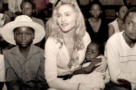 Madonna chce adoptovat holčičku Mercy.