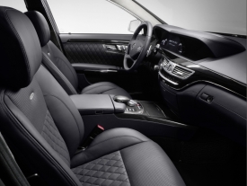 Štědrá luxusní výbava a špičkové materiály jsou na palubě S 65 AMG samozřejmostí. Kdo by s tímto kolosem zabloudil na závodní okruh, může si v palubním počítači zapnout stopky měřící jeho časy na kolo.