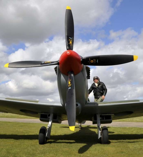Spitfire čeká na kupce na letišti RAF Thruxton.