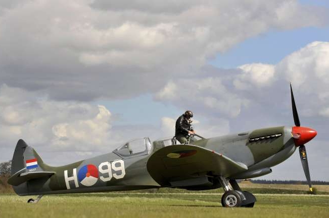 Spitfire před objektivy fotoaparátů nedlouho před aukcí.