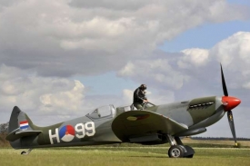 Spitfire před objektivy fotoaparátů nedlouho před aukcí.