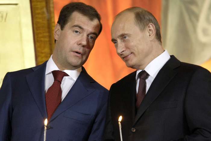 Medveděv: &quot;Tlačí se na tebe nějaká Věra... Putinová.&quot;