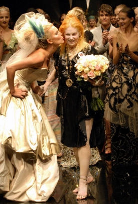 Návrhářka Vivienne Westwoodová a Simona Krainová (vlevo).