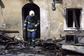 Policie pátrá po tmavém autě, v němž sedělo více osob.