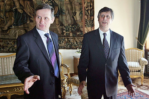 Premiér Fischer si vyslechl Čunkův návrh, jak snížit cenu elektřiny.