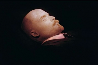 I vůdce revoluce musí šetřit. Dosud měl každé tři roky nový oblek.