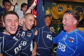Slavící fotbalisté Alkmaaru. Vpravo trenér Louis van Gaal.
