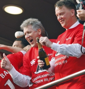 Trenér Alkmaaru van Gaal (vpravo) a majitel klubu Dirk Scheringa.