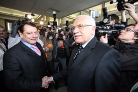 Václav Klaus na sjezdu ČSSD. Prezidentovy kroky Zeman nekomentuje.
