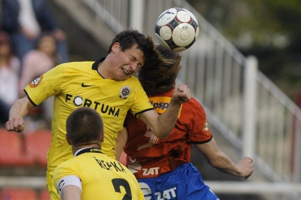 Manuel Pamič ze Sparty v souboji s plzeňským Tomášem Krbečkem.