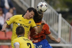Manuel Pamič ze Sparty v souboji s plzeňským Tomášem Krbečkem.