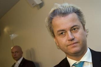 Wilders na londýnském letišti. Do Británie ho nepustili.