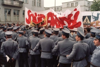 Polsk&aacute; policie potlačuje akci Solidarity v roce 1983.