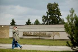 Světelské sklárny zajímají i politiky. Podle soudu až moc.