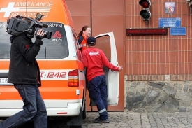 Sanitka, ve které odjel Pavel Kudrik z pankrácké věznice.