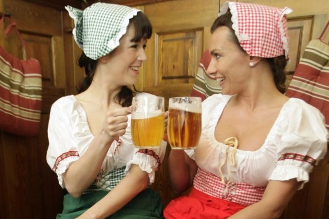 Herečky Alice Bendová (vpravo) a Tereza Kostková. Herečky Alice Bendová (vpravo) a Tereza Kostková.