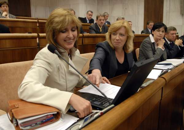 Radičová (druhá zleva) s opozičními kolegyněmi v parlamentu.