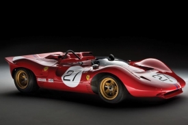 Ferrari 330 P4 0858 je jedním ze tří vyrobených exemplářů.