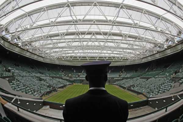 Nad centrkurtem ve Wimbledonu vyrostla nová průhledná střecha. Nad centrkurtem ve Wimbledonu vyrostla nová průhledná střecha.
