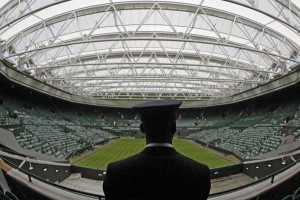 Nad centrkurtem ve Wimbledonu vyrostla nov&aacute; průhledn&aacute; střecha.