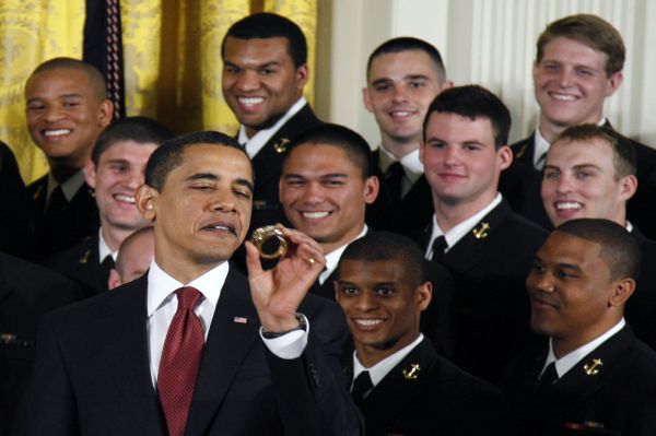 Prezident Barack Obama si s mladými Američany rozumí.
