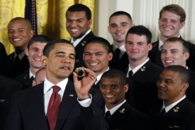 Prezident Barack Obama si s mladými Američany rozumí.