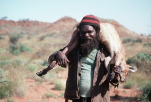 Aboriginec s uloveným klokanem.
