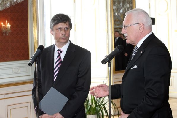 Premiér Jan Fischer řekne Václavu Klausovi, kdy vybere nové ministry. 