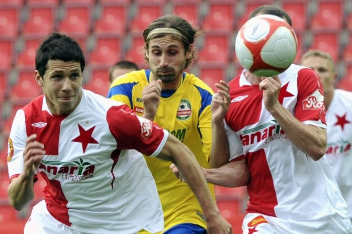 Zleva Marek Suchý ze Slavie, Libor Žůrek ze Zlína a Milan Černý.