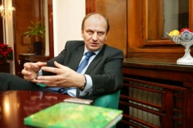 Gandalovič náměstku Kušnierzovi i přes jeho profesní minulost věří.