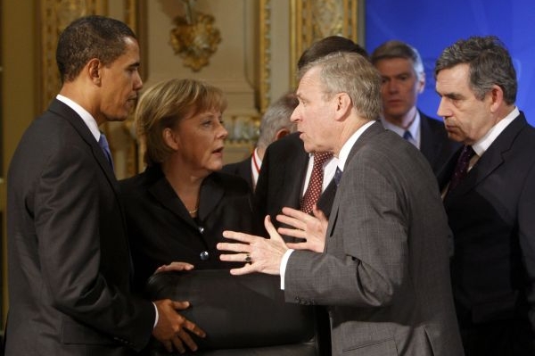 Scheffer (druhý zprava) diskutuje s vůdci velkých států NATO.