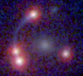 Čtveřice snímků zdroje záření, uprostřed galaxie v roli gravit. čočky.