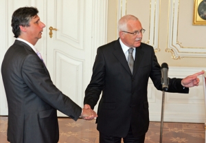 Politici se sešli, beze slova si podali ruce a zmizeli za dveřmi.