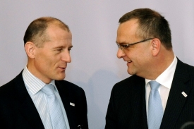 Guvern&eacute;r ČNB Tůma s odstupuj&iacute;c&iacute;m ministrem financ&iacute; Kalousem.