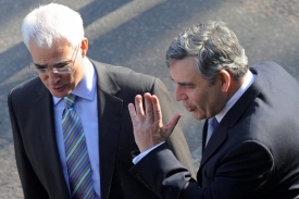 Ministr financí Alistair Darling s předsedou vlády Gordonem Brownem.