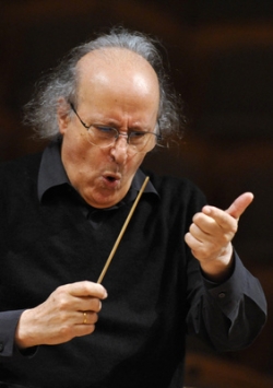 Budouc&iacute; &scaron;&eacute;fdirigent Česk&eacute; filharmonie Elijahu Inbal.