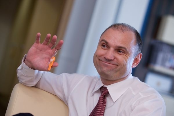 Ivan Langer se symbolem elektronizace veřejné správy, egonem. 