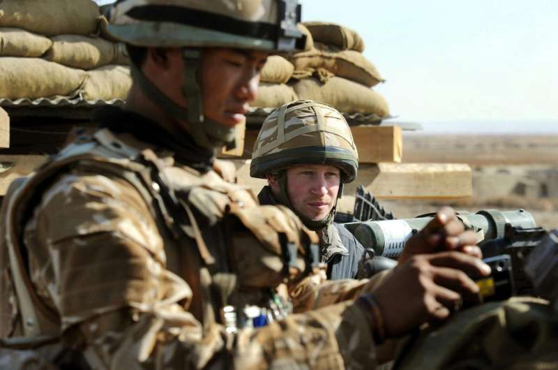 Princ Harry se spolubojovníkem Gurkhou v Afghánistánu. Princ Harry se spolubojovníkem Gurkhou v Afghánistánu.
