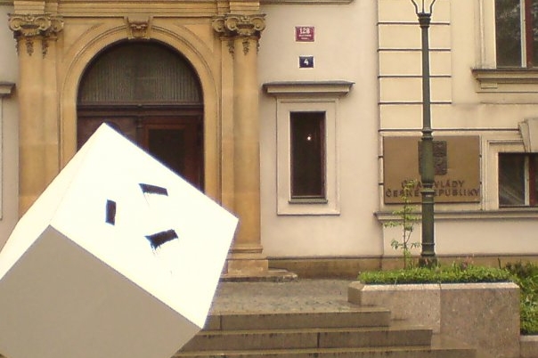 Pomalovaná kostka cukru před Úřadem vlády.