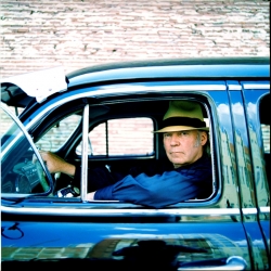 Neil Young ze sv&eacute;ho ekologick&eacute;ho bour&aacute;ku komentuje ropnou krizi.