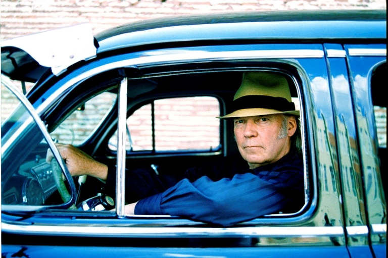 Neil Young ve svém bouráku. Neil Young ve svém bouráku.
