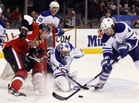 Dany Heatley (v červeném) vévodí platovým tabulkám NHL.