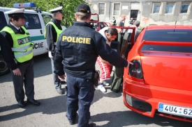 Policejní kontrola. Auta mířící do Krupky prohlížejí policisté.