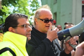 Romy přijel podpořit ministr Kocáb. Vedle něj stojí Radek Grundza.