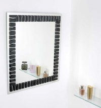 Zrcadla zdobená nejrůznějšími materiály mají na www.amirro.cz.