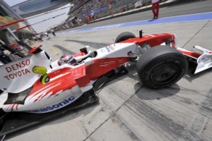 Jarno Trulli ze stáje Toyota, vítěz kvalifikace na závod v Bahrajnu.