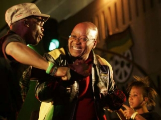Jacob Zuma. Jihoafrický mesiáš se svými fanoušky.