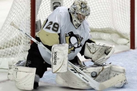 Brankář Pittsburghu Marc-Andre Fleury zasahuje.