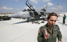 Jedno z britských tornad pilotovala žena: Helen Hillardová.