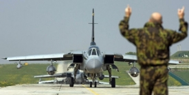 Piloti RAF 24. dubna přistáli s tornády v Náměšti nad Oslavou.